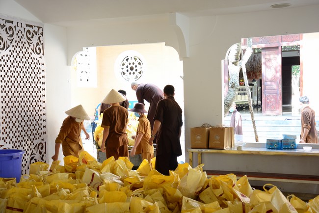 Continuing to support people in need in the Covid-19 pandemic of Hoang Phap Pagoda (series 2)